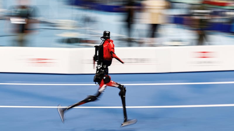 Robot humanoide corriendo durante los World Humanoid Robot Games de Pekín