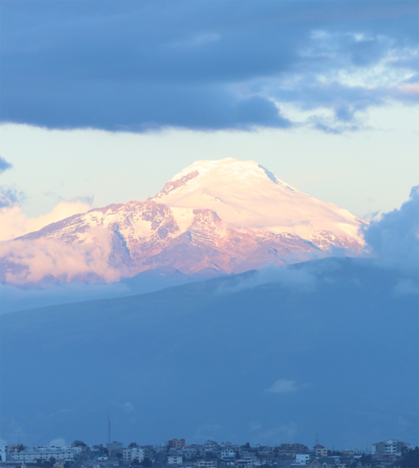 Volcán Cayambe visto desde Quito. 6 Trucos para crecer en Instagram.